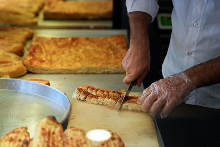 <p>&Ccedil;ıtır hamuru, farklı i&ccedil; har&ccedil;ları ve y&ouml;relerine g&ouml;re değişen tarifleriyle T&uuml;rkiye, d&uuml;nya &ccedil;apında hazırlanan 'd&uuml;nyanın en iyi b&ouml;rekleri' listesine damga vurmayı başardı.</p>
