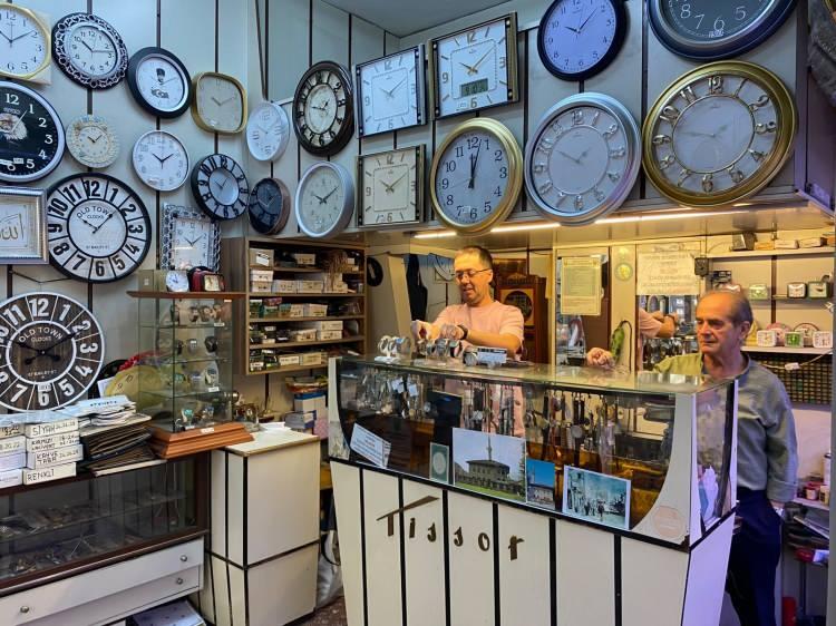 <p>Kuzey Makedonya&rsquo;nın başkenti &Uuml;sk&uuml;p&rsquo;te d&uuml;nyaya gelen H&uuml;sni Kemal Kalkan, 1955 yılında, 1 yaşındayken ailesinin Bursa&rsquo;ya yerleşmesi &uuml;zerine burada b&uuml;y&uuml;d&uuml;.&nbsp;</p>
