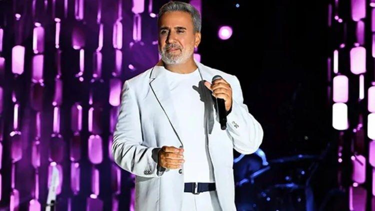 <p><strong>15 yıl aranın ardından yeniden sahnelere geri d&ouml;nen &uuml;nl&uuml; şarkıcı Emrah, Yalıkavak'ta verdiği konserde en &ouml;n sıradan kendisini izleyen annesini g&ouml;r&uuml;nce konseri yarıda kesip yanına giderek elini &ouml;pt&uuml;.</strong></p>
