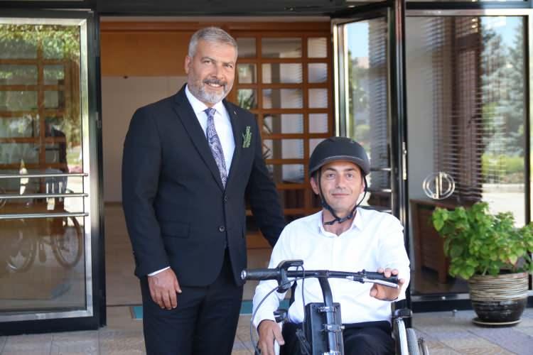 <p><span style="color:#A52A2A"><strong>"ARKADAŞIMIZ BİR AR-GE FİKRİ ORTAYA KOYMUŞ"</strong></span></p>

<p>&nbsp;</p>

<p>El yapımı ara&ccedil; ile alakalı Anadolu &Uuml;niversitesi Rekt&ouml;r&uuml; Prof. Dr. Yusuf Adıg&uuml;zel ise ş&ouml;yle konuştu:&nbsp;</p>

<p>&nbsp;</p>

<p><strong><em>"Personelimiz kendi sıkıntılarını giderebilmek i&ccedil;in kendince b&ouml;yle bir ara&ccedil; geliştirmiş; işlerini kolaylaştıracak bir adım atmış. Kendisini ger&ccedil;ekten tebrik ediyorum. </em></strong></p>

<p>&nbsp;</p>

<p><strong><em>Dolayısıyla bu yaptığı iş, kendisi gibi engelli olan arkadaşlarımızın kullanacağı ara&ccedil;larda uygulanmak &uuml;zere aslında bir fikir de veriyor. Yani arkadaşımız bir Ar-Ge, bir iş fikri de ortaya koymuş. </em></strong></p>

<p>&nbsp;</p>

<p><strong><em>Kendisini tebrik ederim, hayırlı olsun. Ama daha dikkatli olması noktasında da uyarıda bulunmuş olalım. Motor takıyorsa kask da takması lazım, onu da s&ouml;ylemiş olalım. Hayırlı olsun. Evet, kask hediyemizi kendisine takdim edeceğiz."</em></strong></p>

<p>&nbsp;</p>

<p><strong><em>Kaynak: İHA</em></strong></p>
