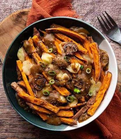 <p>Gravy soslu ve peynirli patates kızartması (Poutine) dışında d&uuml;nya &ccedil;apında kabul g&ouml;rm&uuml;ş belirgin bir geleneksel yemeğin bulunmayışı.</p>

<p>&nbsp;</p>
