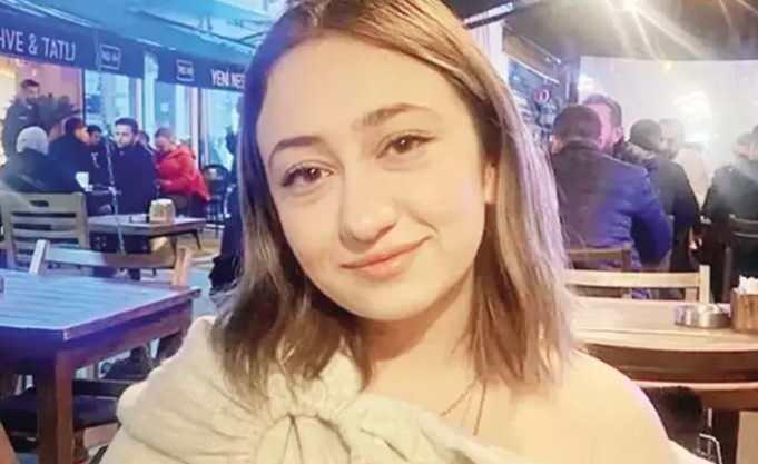 <p><span style="color:#B22222"><strong>'ŞARKIYI A&Ccedil;INCA G&Uuml;L ANNE GELDİ'</strong></span></p>
