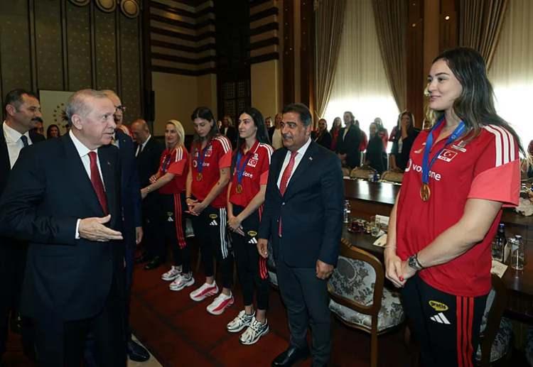 <p><strong>Cumhurbaşkanı Recep Tayyip Erdoğan, 2026 CEV Trendyol Avrupa Voleybol Şampiyonası'nda altın madalya kazanıp &uuml;st &uuml;ste ikinci kez Avrupa Şampiyonu olan A Milli Kadın Voleybol Takımı'nı kabul etti.</strong></p>

