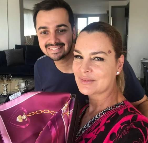 <p>Yıllar sonra bir davette g&ouml;r&uuml;nt&uuml;lenen Sibel Turnag&ouml;l, son haliyle de dikkat &ccedil;ekti. Davette objektiflere yansıyan g&ouml;r&uuml;nt&uuml;leri sosyal medyada kısa s&uuml;rede ilgi g&ouml;rd&uuml;.</p>
