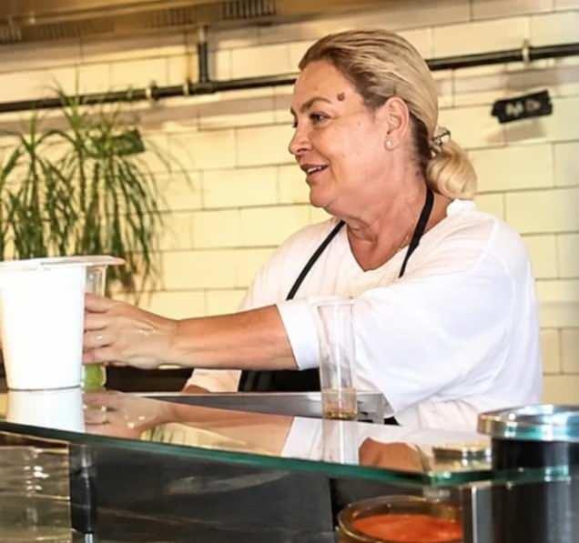 <p>Turnag&ouml;l&rsquo;&uuml;n yalnızca işletmenin başında durmadığı, g&uuml;nl&uuml;k işlerle de yakından ilgilendiği belirtildi. Gerektiğinde m&uuml;şterilere yemek servisi de yapan Turnag&ouml;l, işinin başında aktif şekilde yer alıyor.</p>
