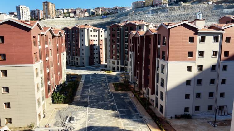 <p><span style="color:#B22222"><strong>11- YILLIK KİRA ARTIŞI OLACAK MI?</strong></span></p>

<p>Konut teslimi i&ccedil;in idarece bildirilen tarihten itibaren 12 ay s&uuml;reyle artırılmayacak. 12 aylık s&uuml;renin sona ermesini takip eden ilk ocak ayında, T&Uuml;FE oranında artış yapılacak.</p>
