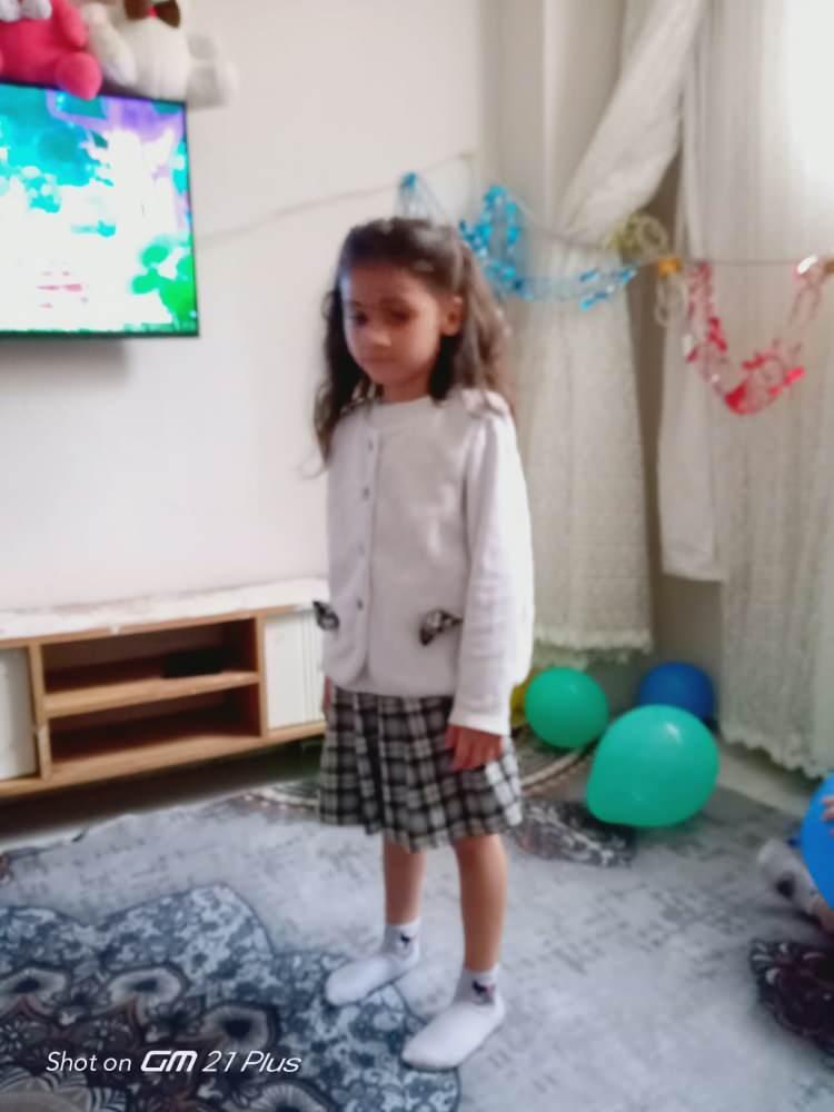 <p><strong><em>Son zamanlarda bir problem yoktu ve ben onu d&ouml;vm&uuml;ş olsaydım veyahut da herhangi bir sıkıntım olmuş olsaydı, beni arayıp da &lsquo;Ben parka gidiyorum, beni merak etme, &ccedil;ocukları bir havalandırayım&rsquo; demezdi. Telefonlarını arıyorum, ulaşamıyorum. Ne yapmam, ne etmem gerekiyor bilmiyorum. Ben bir firmada sevkiyat b&ouml;l&uuml;m&uuml;nde &ccedil;alışıyordum ve sabaha doğru işe gittiğim i&ccedil;in bunu bana problem yapıyordu. Sabah 04.00&rsquo;te işe gideceğimiz zaman kahvaltı hazırla dediğim i&ccedil;in bana sitem ediyordu. Ben de iş bulana kadar idare et, araştırıyorum diyordum.&rdquo;</em></strong><em>​</em></p>
