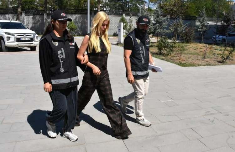 <p><strong>VAN'A GERİ G&Ouml;NDERİLDİ</strong></p>

<p>İstanbul Emniyet M&uuml;d&uuml;rl&uuml;ğ&uuml; Mali Şube ekiplerince g&ouml;zaltına alınan &Ouml;z'&uuml;n emniyetteki işlemleri tamamlandı.</p>
