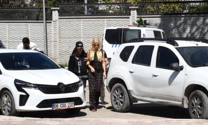 <p>Fenomen gelin, işlemlerinin ardından sabah saatlerinde soruşturmanın y&uuml;r&uuml;t&uuml;ld&uuml;ğ&uuml; Van'a g&ouml;nderildi.</p>

<p>&nbsp;</p>
