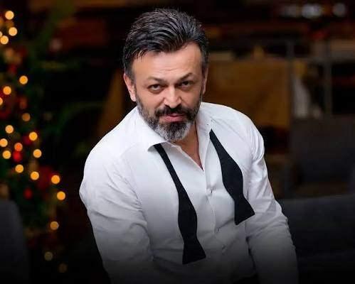 <p><span style="color:#A52A2A"><strong>SERHAT MUSTAFA KILI&Ccedil;&nbsp;</strong></span><strong> |&nbsp; 51 YAŞINDA</strong></p>

<p>&nbsp;</p>

<p><strong>"Seksenler", "S&ouml;z", "Maraşlı", "Kirli Sepeti", "Kış Uykusu" ve "Veda"</strong> gibi bir&ccedil;ok başarılı yapımda rol alan Serhat Kılı&ccedil;, oyunculuk kariyerindeki performanslarıyla geniş bir hayran kitlesinin beğenisini kazanmıştı.</p>
