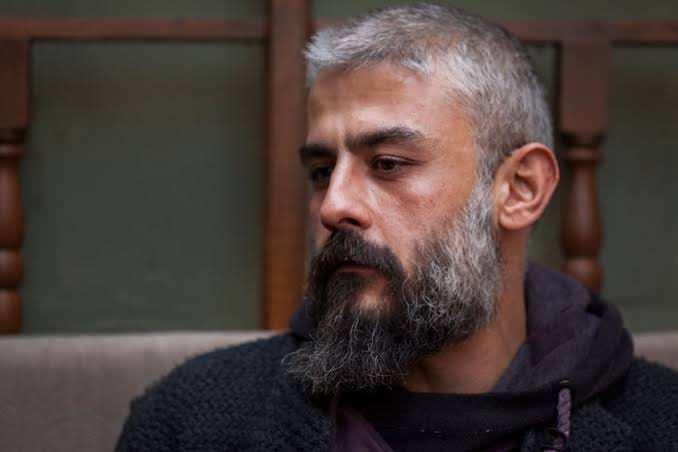 <p>Oyuncu, Beyoğlu'ndaki evinde rahatsızlanmasının ardından hastaneye kaldırılırken, doktorların t&uuml;m m&uuml;dahalelerine rağmen kurtarılamadı.</p>

