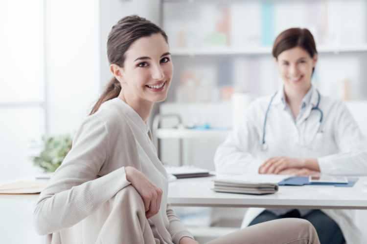 <p>G&uuml;n&uuml;m&uuml;zde gelişen tanı y&ouml;ntemleri ve tarama programları sayesinde bir&ccedil;ok jinekolojik kanserin erken evrede tespit edilebildiğini aktaran Dr. &Ouml;ğr. &Uuml;yesi Deniz, <em><strong>"D&uuml;zenli taramalar tedavi başarısını belirgin şekilde artırmaktadır. Bu nedenle d&uuml;zenli kadın doğum kontrolleri yalnızca mevcut şik&acirc;yetlerin değerlendirilmesi i&ccedil;in değil, muhtemel hastalıkların erken tanısı a&ccedil;ısından da b&uuml;y&uuml;k &ouml;nem taşımaktadır"</strong></em> dedi.</p>
