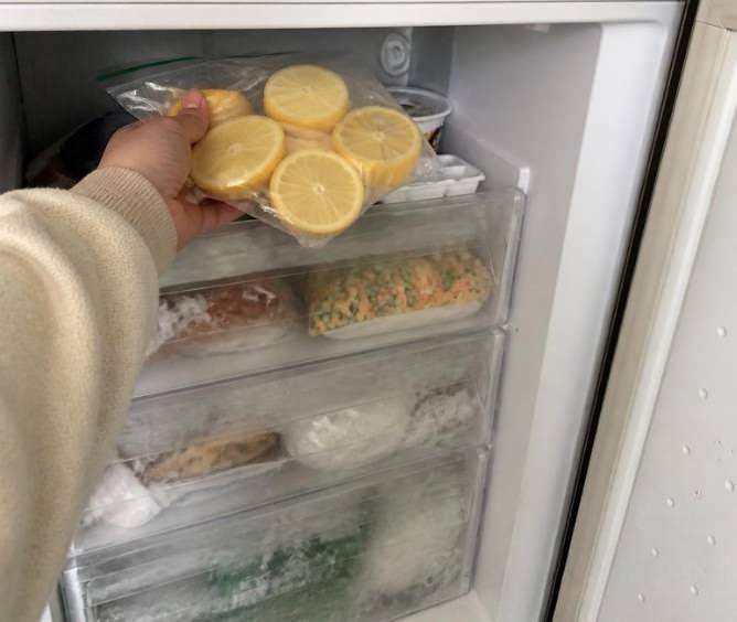 <p>Faydaları saymakla bitmeyen limon C vitamini a&ccedil;ısından zengindir. Ayrıca buzluğa atmak limonu uzun s&uuml;re saklamaya yardımcı olur ve b&ouml;ylece ihtiya&ccedil; duyulduğunda t&uuml;ketilmesini kolaylaştırıyor.&nbsp;</p>

<p>&nbsp;</p>
