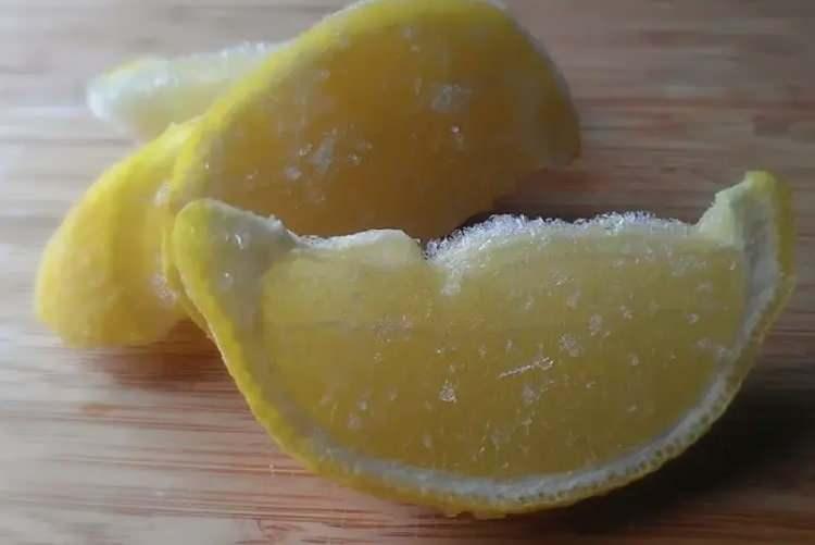 <p><strong>BUZLUKTA LİMON NASIL SAKLANIR?</strong></p>

<p>1. Limonları buzlukta saklamak i&ccedil;in &ouml;ncelikle g&uuml;zelce yıkayıp tamamen kurulayın.</p>

<p>Daha sonra limonları halka veya dilim şeklinde kesin ve birbirine yapışmaması i&ccedil;in yağlı k&acirc;ğıt serili bir tepsiye dizin.</p>

