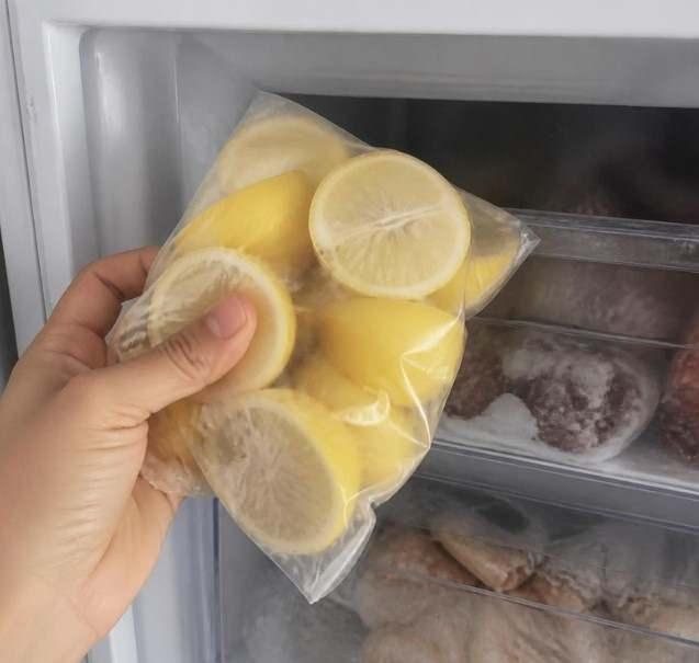 <p><strong>3. Dilimleri &ouml;nce ayrı ayrı dondurun.</strong></p>

<p>Limon dilimlerini yağlı k&acirc;ğıt serilmiş bir tepsiye birbirine değmeyecek şekilde dizip buzluğa koyun. Donduktan sonra buzdolabı poşetine veya hava ge&ccedil;irmez bir saklama kabına aktarabilirsiniz. B&ouml;ylece dilimler birbirine yapışmaz.</p>
