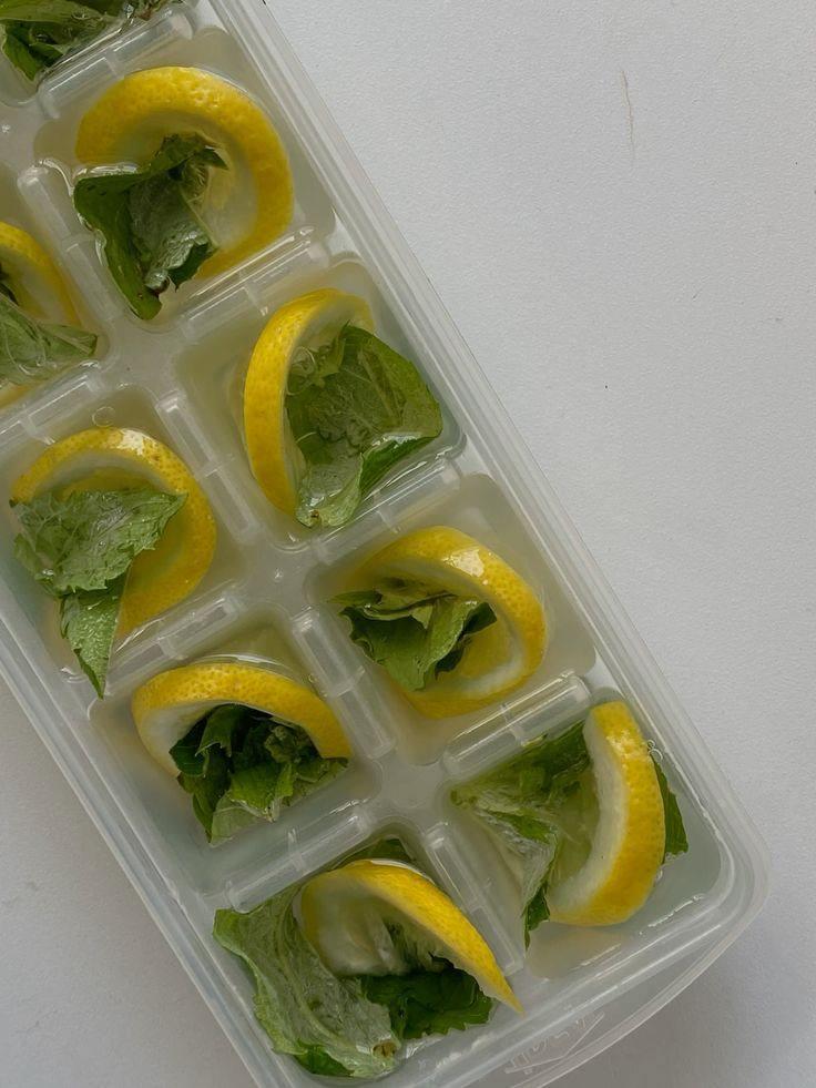 <p>Tepsiyi buzluğa koyarak limonların tamamen donmasını bekleyin. Donan limon dilimlerini daha sonra&nbsp;buzdolabı poşetine veya hava almayan bir saklama kabına aktararak buzlukta muhafaza edebilirsiniz.</p>
