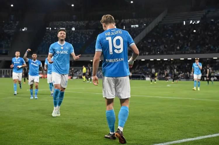 <p>30- NAPOLI | 0 PUAN | -1 AVERAJ</p>
