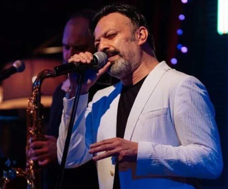 <p>İstanbul Kağıthane'de &uuml;nl&uuml; oyuncu Serhat Mustafa Kılı&ccedil;, ge&ccedil;tiğimiz g&uuml;n evinde &ouml;l&uuml; bulunmuştu. Kendisinden yaklaşık 1-2 g&uuml;nd&uuml;r haber alınamayan Kılı&ccedil;'ın kız arkadaşı tarafından evinde koltuk &uuml;zerinde hareketsiz halde bulunmuş, Kılı&ccedil;'ın son g&ouml;r&uuml;nt&uuml;leri de ortaya &ccedil;ıkmıştı.&nbsp;</p>
