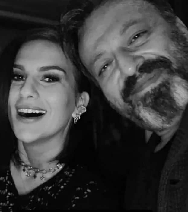 <p>&Ouml;zlem E., &ldquo;Beni arayarak setten atıldığını, &ccedil;ok &uuml;zg&uuml;n olduğunu, ne yaparsa yapsın ağrısının bir t&uuml;rl&uuml; ge&ccedil;mediğini, canı sıkkın olduğu i&ccedil;in kimseyle g&ouml;r&uuml;şmek istemediğini s&ouml;yleyerek g&ouml;r&uuml;şmeyi sonlandırdı. Bende &uuml;zg&uuml;n olduğu i&ccedil;in kendisi ile baş başa kalsın toparlasın istediğim i&ccedil;in &uuml;zerine gitmemeye &ccedil;alıştım&rdquo; dedi.</p>
