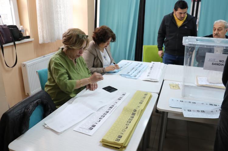 <p>Araştırmada DEM Parti y&uuml;zde 9,8 oy oranıyla d&ouml;rd&uuml;nc&uuml; sırada yer aldı. Milliyet&ccedil;i Hareket Partisi (MHP) ise y&uuml;zde 8,9 ile beşinci sırada konumlandı.</p>

