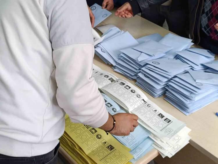<p>Oy oranını y&uuml;zde 30&rsquo;un &uuml;zerinde tutmayı s&uuml;rd&uuml;ren AK Parti, ağustos araştırmasında y&uuml;zde 35 seviyesinde &ouml;l&ccedil;&uuml;lerek birinci parti konumundaki yerini korudu.</p>

<p>&nbsp;</p>
