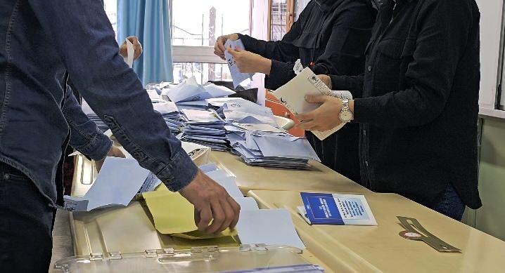 <p>Ağustos 2026 d&ouml;neminde 2 bin 400 kişinin katılımıyla ger&ccedil;ekleştirilen kapsamlı araştırmada, se&ccedil;menlere <strong>"Bu pazar milletvekilliği genel se&ccedil;imi olsa hangi partiye oy verirsiniz?"</strong> sorusu y&ouml;neltildi.&nbsp;</p>

