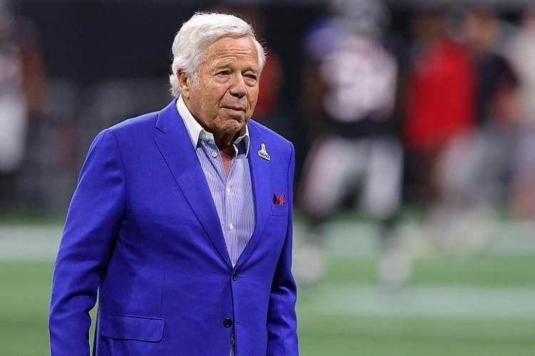 <p><strong><span style="color:#B22222">39)&nbsp; ROBERT KRAFT</span>&nbsp; |&nbsp; 11,8 MİLYAR DOLAR</strong></p>

<p>&nbsp;</p>

<p>Robert Kraft, Amerikan futbolu takımı New England Patriots&rsquo;un sahibi olarak tanınıyor ve spor sekt&ouml;r&uuml;ndeki yatırımlarıyla dikkat &ccedil;ekiyor. Serveti, aynı zamanda kağıt ve ambalaj end&uuml;strisindeki başarılı iş girişimlerinden geliyor.</p>
