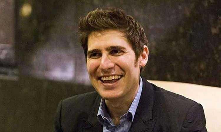 <p><strong><span style="color:#B22222">12)&nbsp; EDUARDO SAVERIN</span>&nbsp; | 34,5 MİLYAR DOLAR&nbsp; -&nbsp; Girişimci</strong></p>

<p>&nbsp;</p>

<p>Eduardo Saverin, Facebook&rsquo;un kurucu ortaklarından biri olarak teknoloji d&uuml;nyasında tanınıyor. Serveti, sosyal medya platformundaki erken yatırım ve hisselerinden elde ettiği kazan&ccedil;lardan kaynaklanıyor.</p>

