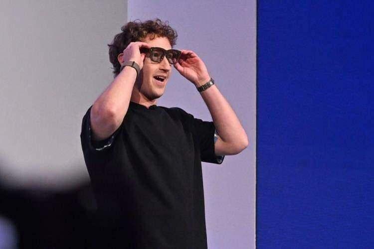<p><strong><span style="color:#B22222">2)&nbsp; MARK ZUCKERBERG&nbsp;</span> |&nbsp; 216+ MİLYAR DOLAR</strong></p>

<p>&nbsp;</p>

<p>Mark Zuckerberg, Facebook&rsquo;un (Meta) kurucusu ve CEO&rsquo;su olarak sosyal medya d&uuml;nyasında en etkili isimlerden biridir. Serveti, Meta b&uuml;nyesindeki sosyal medya, sanal ger&ccedil;eklik ve teknoloji yatırımlarından kaynaklanıyor.</p>
