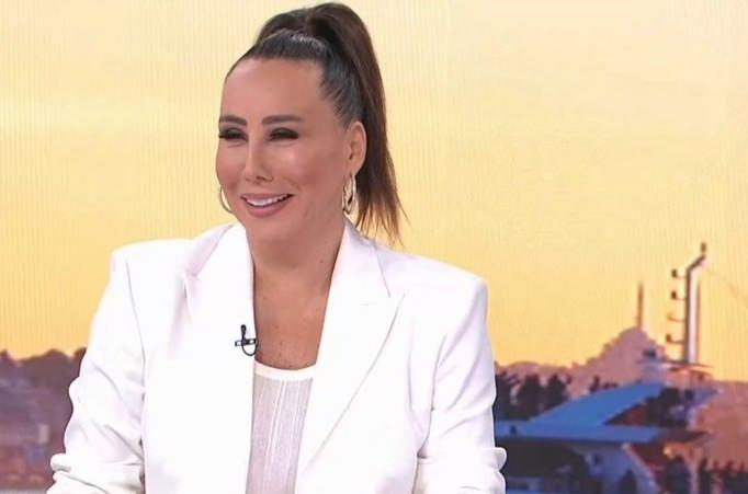 <p>3 katlı l&uuml;ks evinin kapılarını ilk kez a&ccedil;an &uuml;nl&uuml; isim, evindeki g&ouml;z alıcı dekorasyonuyla dikkat &ccedil;ekti.&nbsp;</p>

