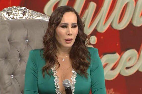 <p>Senelerce magazin d&uuml;nyasının en &ccedil;ok konuşulan isimlerinden biri olan Asena bu defa l&uuml;ks evyle g&uuml;ndem oldu.&nbsp;</p>
