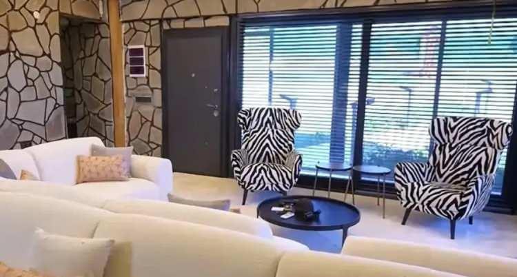 <p>Asena, İstanbul'u terk ederek Yalova'da &nbsp;iş insanı Kani Kudu ile &ccedil;iftlik hayatı yaşamaya başladı.</p>
