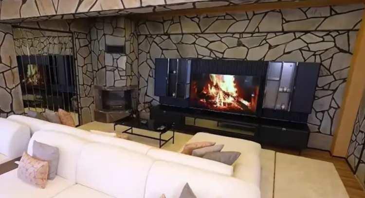 <p>Evin dekorasyonunda dikkat &ccedil;eken bir diğer unsur ise doğal taş g&ouml;r&uuml;n&uuml;ml&uuml; duvarlar. &Ouml;zellikle salonun kapı ve pencere &ccedil;evresinde kullanılan taş kaplamalar, eve modern bir apartman dairesinden ziyade doğayla i&ccedil; i&ccedil;e bir villa havası veriyor.</p>
