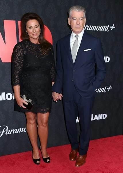 <p>Hollywood'un efsane James Bond'u Pierce Brosnan, 26 yıllık aile yuvasından ayrılmaya hazırlanıyor. Dokuz yatak odalı, 14 banyolu Malibu malikanesini 100 milyon dolara satışa &ccedil;ıkaran oyuncunun k&uuml;&ccedil;&uuml;k bir kır evini tercih etmesi herkesi şaşırttı.</p>

<p>&nbsp;</p>
