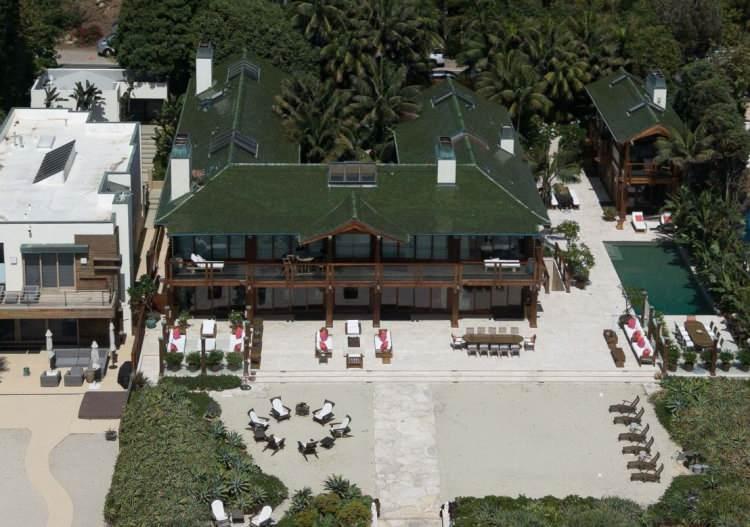 <p>Brosnan, Malibu'dan ayrılma kararında b&ouml;lgede artan doğal afet endişesinin belirleyici olduğunu s&ouml;yledi. Pacific Palisades &ccedil;evresindeki b&uuml;y&uuml;k yangınların &ccedil;ok sayıda l&uuml;ks konutu k&uuml;le &ccedil;evirmesi, daha &ouml;nce alevlerden kıl payı kurtulan &ccedil;ifti tedirgin etti. Oyuncu, b&ouml;lgenin deprem kuşağında yer aldığını hatırlatarak s&uuml;rekli afet korkusuyla yaşamak istemediklerini s&ouml;yledi.&nbsp;</p>
