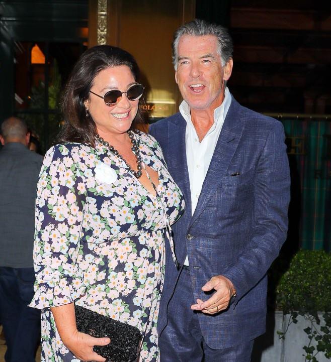 <p>Brosnan &ccedil;ifti bug&uuml;n bu ihtişamdan &ccedil;ok, Hawaii'nin Kauai Adası'ndaki &uuml;&ccedil; yatak odalı k&uuml;&ccedil;&uuml;k bir kır evini tercih ettiği &ouml;ğrenildi.&nbsp;</p>
