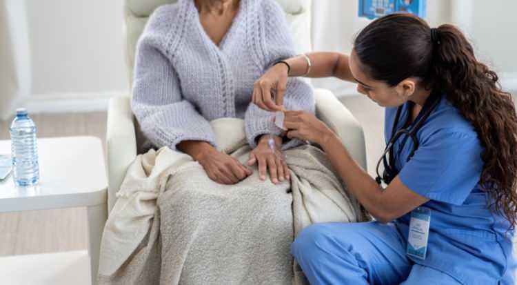 <p>Skandalın yalnızca tek bir hastayla sınırlı kalmadığı anlaşıldı. Coventry ve Warwickshire &Uuml;niversite Hastaneleri NHS Vakfı'na karşı yasal işlem başlatan 40'tan fazla hasta, gereksiz ve uzun s&uuml;reli kemoterapiye maruz bırakıldıklarını beyan etti. Kraliyet Hekimler Koleji incelemesinde, uygulanan uzun s&uuml;reli tedavilerin hastalara fayda sağlamadığı doğrulandı. Hastane y&ouml;netimi ise vakalar hakkında yorum yapmazken, ila&ccedil; re&ccedil;ete s&uuml;re&ccedil;lerinin denetim altına alındığını duyurdu.</p>
