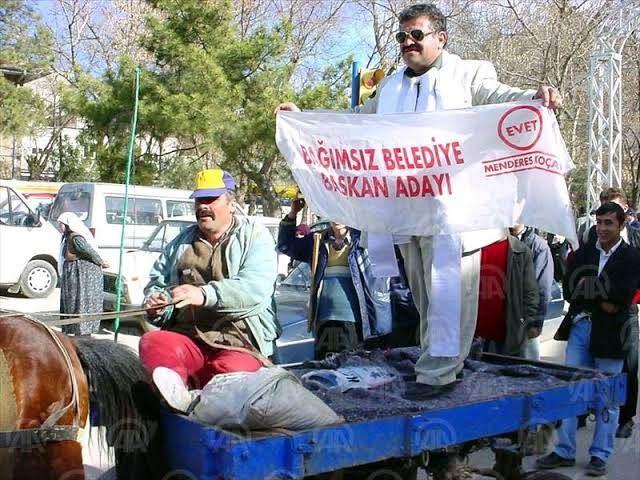 <p>Yerel ve genel se&ccedil;imlerde aday olarak il&ccedil;ede adını duyuran, se&ccedil;im &ccedil;alışmalarını elektrikli bisikletiyle y&uuml;r&uuml;tmesiyle dikkati &ccedil;eken Ko&ccedil;ak'ın cenazesi, bug&uuml;n &ouml;ğle vakti kılınan namazın ardından şehir mezarlığında toprağa verildi.</p>
