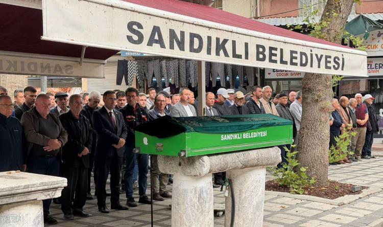 <p>Afyonkarahisar'ın Sandıklı'ya bağlı Kızılca k&ouml;y&uuml;nde oturan &ccedil;ift&ccedil;i Menderes Ko&ccedil;ak, rahatsızlığı nedeniyle bir s&uuml;redir tedavi g&ouml;rd&uuml;ğ&uuml; Afyonkarahisar Devlet Hastanesi'nde d&uuml;n hayatını kaybetti.</p>
