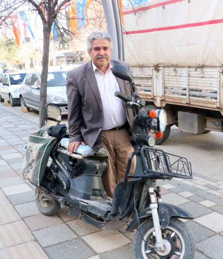 <p>5 kez bağımsız Sandıklı belediye başkanlığı, 1 kez bağımsız Afyonkarahisar milletvekilliği, 12 muhtarlık olmak &uuml;zere toplam 19 kez aday olan Menderes Ko&ccedil;ak, hi&ccedil;birini kazanamadı.&nbsp;</p>
