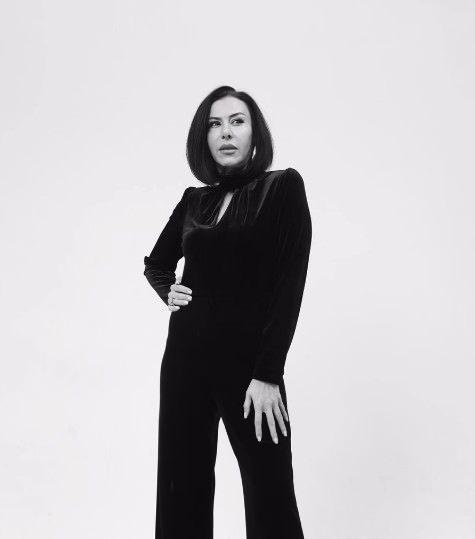 <p>Fazla kilolarından kurtulmak i&ccedil;in diyet yapan ve daha sonra&nbsp;cerrahi m&uuml;dahaleye başvuran Esin G&uuml;ndoğdu, gastrik bypass ameliyatı ge&ccedil;irdi. Operasyon sonrasında yaşam tarzını değiştiren oyuncu, doktor kontrol&uuml;nde uyguladığı beslenme programını sporla destekledi. G&uuml;ndoğdu, bu s&uuml;re&ccedil;te toplam 72 kilo vermeyi başardı.</p>
