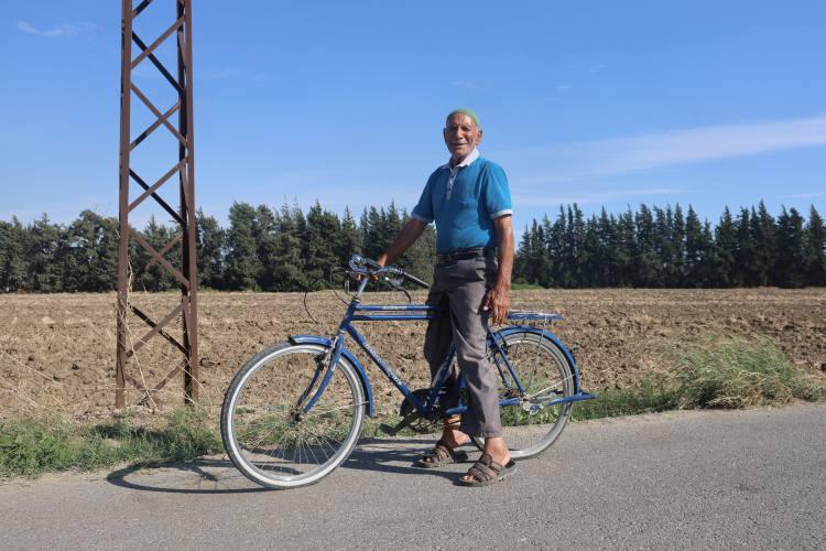 <p>&Ouml;mr&uuml;n&uuml; pedal &ccedil;evirerek ve ulaşım masrafı &ouml;demeden ge&ccedil;iren Yıldız, <span style="color:#A52A2A"><strong><em>"ne mazot derdi var ne gaz, pedal &ccedil;evirmeye doyum olmaz" </em></strong></span>s&ouml;zleriyle 35 yıldır her g&uuml;n yaklaşık 20 kilometrelik yolu pedal &ccedil;evirerek gidiyor.&nbsp;</p>
