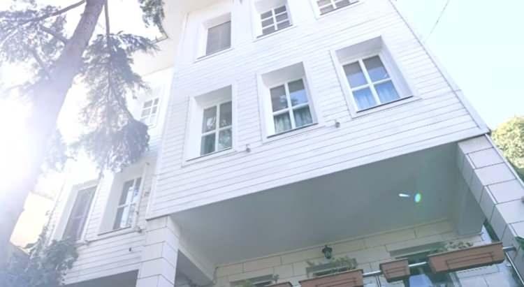 <p><strong>Şarkıları ve sahne performansıyla geniş bir hayran kitlesine ulaşan Emir Can İğrek&rsquo;in kiralık villasının kapıları ilk kez a&ccedil;ıldı.</strong></p>
