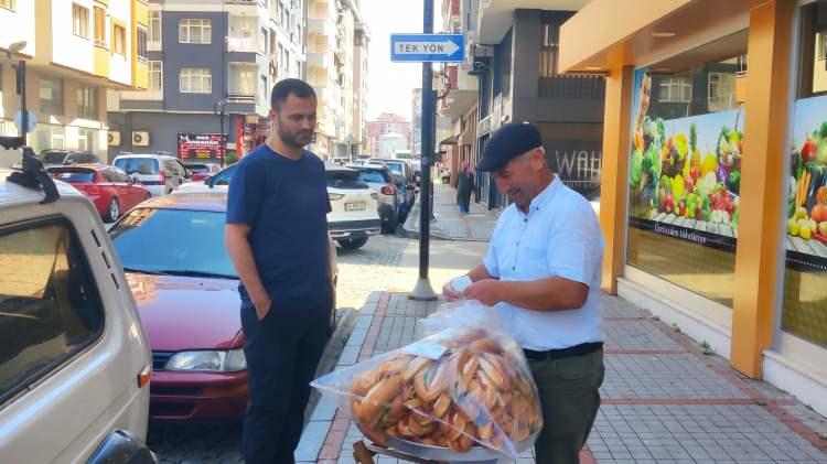 <p>Her g&uuml;n sandvi&ccedil; dolu tepsisini başının &uuml;zerinde taşıyarak kentin cadde ve sokaklarını dolaşan Baltacı, g&uuml;nde yaklaşık 30 kilometre yol y&uuml;r&uuml;yor.</p>

<p>Yıllar i&ccedil;erisinde m&uuml;şterileriyle g&uuml;&ccedil;l&uuml; bir bağ kuran Baltacı, birka&ccedil; g&uuml;n satışa &ccedil;ıkmadığında dahi vatandaşların kendisini merak ettiğini s&ouml;yledi.</p>

<p>&nbsp;</p>
