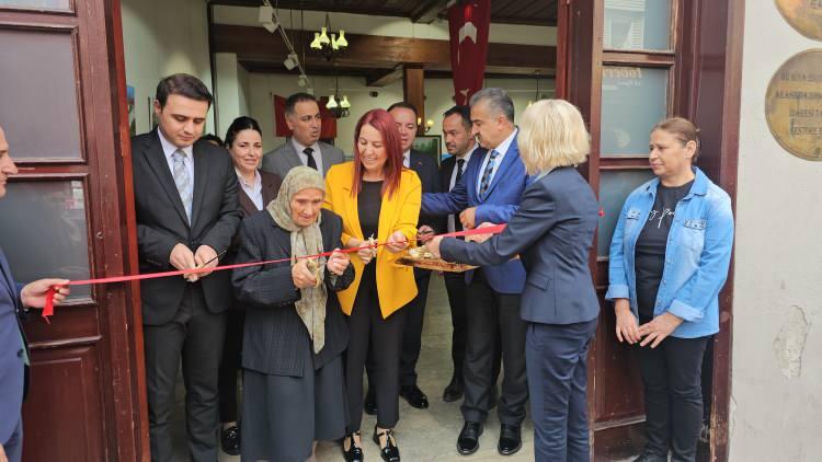<p><span style="color:#A52A2A"><strong>22 YILDA 80 RESİM YAPTI&nbsp;</strong></span></p>

<p>Bu sayede evinde kendi imkanlarıyla resme başlayan Ermiş, ev ve bah&ccedil;e işlerinden kalan zamanında Ross&rsquo;u izleyerek yeteneğini geliştirdi.&nbsp;</p>
