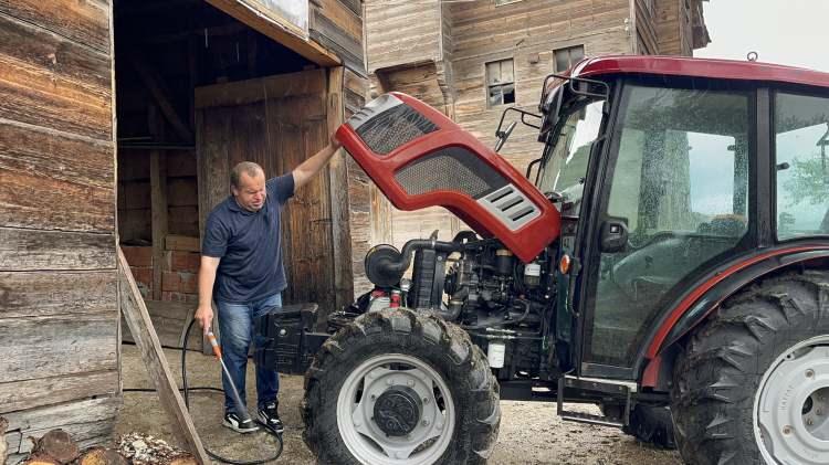 <p>Kastamonu'nun İhsangazi il&ccedil;esinde doğuştan g&ouml;rme engelli olan <strong><em>Yılmaz &Ccedil;atıklı (35), </em></strong>&ccedil;ift&ccedil;ilikle yaşamını s&uuml;rd&uuml;rd&uuml;ğ&uuml; k&ouml;yde, trakt&ouml;r s&uuml;r&uuml;yor, odun kırıyor, hayatını idame ettirecek t&uuml;m işleri kendi başına yapıyor.</p>
