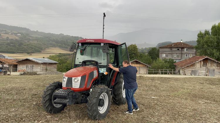 <p>Kısa mesafeli de olsa, g&ouml;rme engeline rağmen trakt&ouml;r s&uuml;r&uuml;p tekrar evinin &ouml;n&uuml;ne park eden &Ccedil;atıklı, trakt&ouml;r&uuml;n&uuml;n temizliğini ve t&uuml;m bakımlarını kendi yapıyor.</p>
