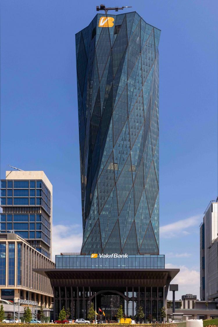 <p><strong><span style="color:#B22222">8) İSTANBUL VAKIFBANK GM&nbsp;| </span>221 METRE</strong></p>
