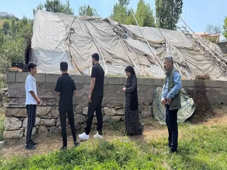 <p>Ardından yarım kalan evin tamamlanması ve ikiz kardeşlere eğitim hayatları boyunca destek verilmesi kararlaştırıldı. 4'&uuml; g&ouml;n&uuml;ll&uuml; olmak &uuml;zere 12 kişilik ekibin &ccedil;alışmasıyla tek odalı ev, ailenin ihtiya&ccedil;larına g&ouml;re 3+1'e d&ouml;n&uuml;şt&uuml;r&uuml;ld&uuml;.</p>
