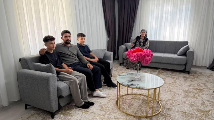 <p>Kendilerine destek olanlara teşekk&uuml;r eden Musa, "Onur abi bize ulaştı ve yardım elini uzattı. Allah razı olsun, bize bu g&uuml;zel evi yaptı. Eskiden tek bir odamız vardı, şimdi ise iki yatağımız var. Artık kendi yatağımda yatıyorum. Ders &ccedil;alışabileceğim bir masam, kendi gardırobum ve kendime ait bir odam var. Burası benim i&ccedil;in &ccedil;ok g&uuml;zel oldu. &Ccedil;ok mutluyum" dedi.</p>
